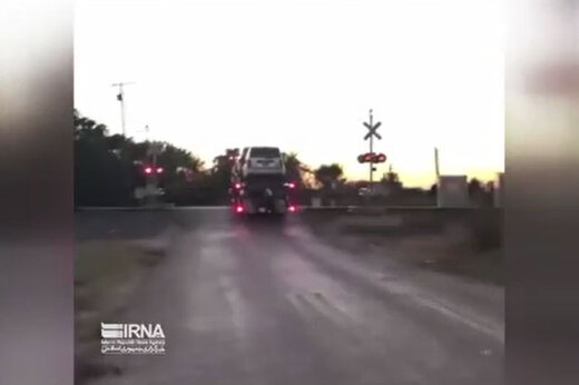 ببینید | لحظه هولناک متلاشی شدن تریلی حمل خودرو در برخورد با قطار