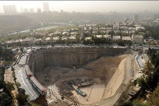 شهرداری تهران به دستور دادگاه، ۲۰ کامیون خاک در یک گودال خالی کرد