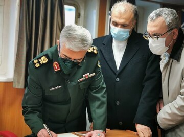 یادداشت سرلشگر باقری در دفتر یادبود نیروی دریایی روسیه/عکس