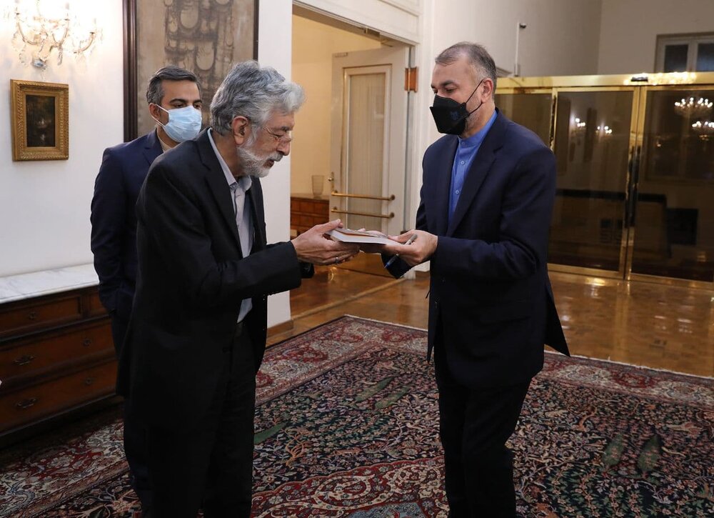 دیدار صمیمانه امیرعبداللهیان با حداد عادل و برخی از مدیران بنیاد سعدی