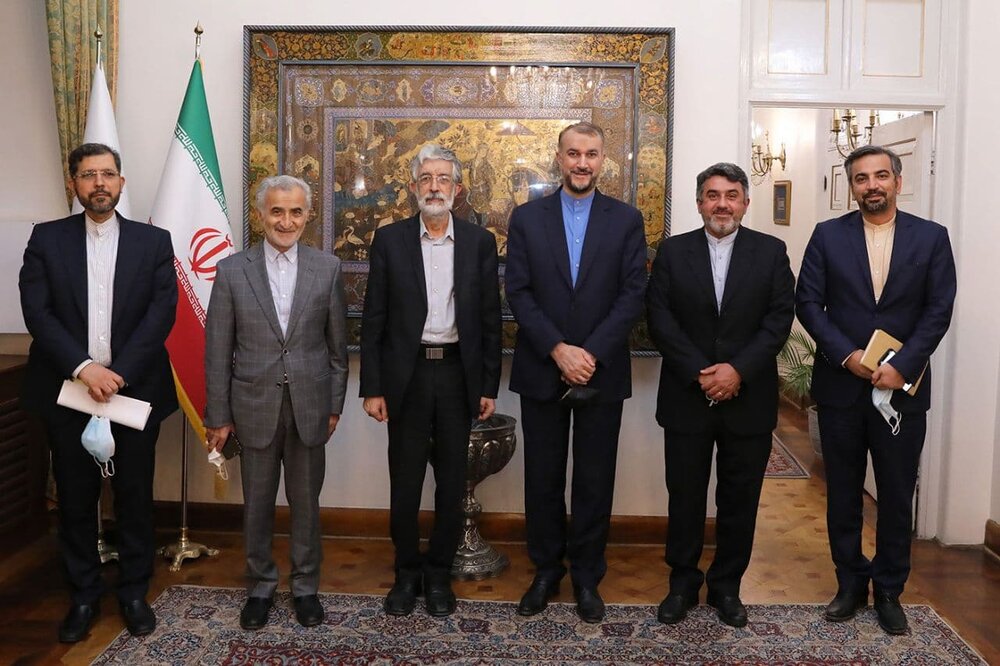 دیدار صمیمانه امیرعبداللهیان با حداد عادل و برخی از مدیران بنیاد سعدی