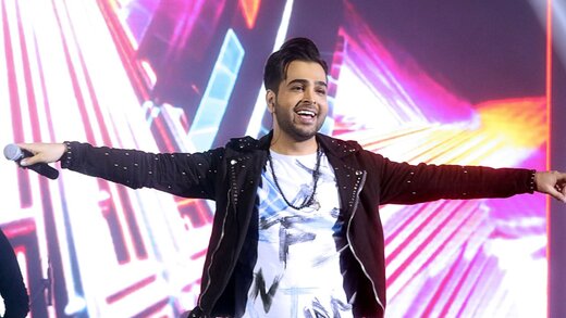 ببینید | گاف جنجالی خواننده مشهور روی آنتن زنده؛ لحظات سخت فرزاد فرخ