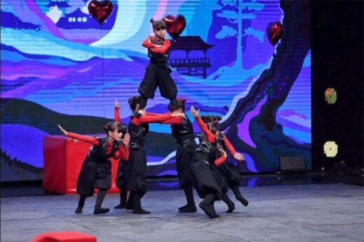 ببینید | نمایش جالب فرشته‌های نینجا مقابل رئیس جمهور