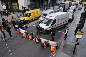 تصاویر | اقدام باورنکردنی و دردناک یک معترض لندنی؛ چسباندن صورت به زمین با چسب!