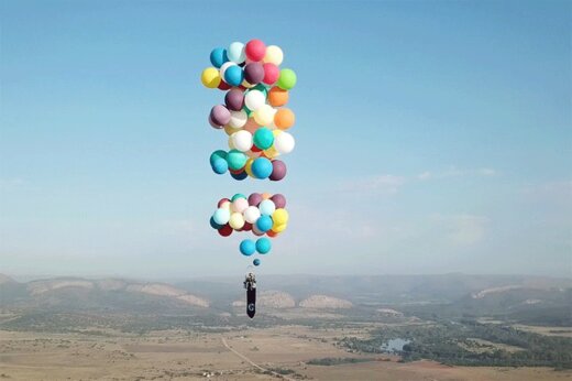 ببینید | کارتون «UP» به واقعیت تبدیل شد؛ سفر به آسمان با ۱۰۰ بادکنک هلیومی