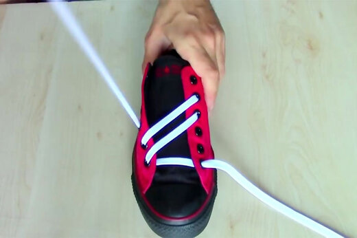 ببینید | آموزش بستن بند کفش با ایده‌ای بسیار جالب و هیجان‌انگیز