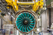 ببینید | ویدیویی پربازدید از مونتاژ موتور یک هواپیما توسط مهندسین رولز رویس