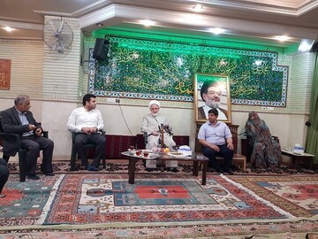 تصاویر | دیدار آیت الله کروبی با خانواده مرحوم سیدعلی اکبر محتشمی‌پور