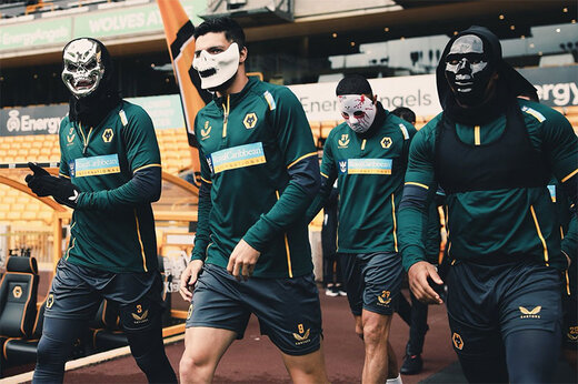 ببینید | هالووین وسط زمین فوتبال؛ گرگ‌ها با ماسک هواداران را غافلگیر کردند