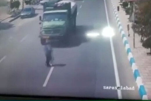 ببینید | اقدام خطرناک یک مرد و ایجاد تصادف ساختگی برای دریافت دیه