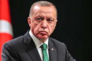 ببینید | رفتار عجیب و نگران‌کننده اردوغان؛ عدم تعادل در راه رفتن!
