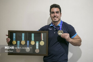 تصاویر | قهرمان المپیک پای بساط سیگارفروشی!