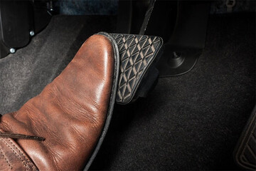 ببینید | هنگام بریدن ترمز ماشین چه کار کنیم؟