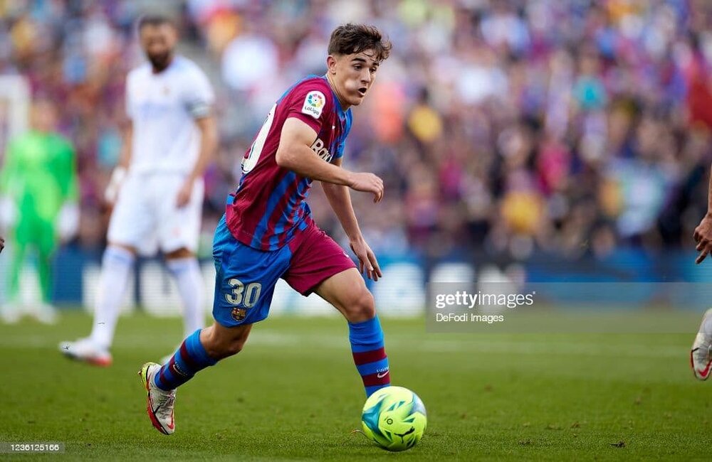 عادت عجیب ستاره بارسلونا در زمین مسابقه!/عکس