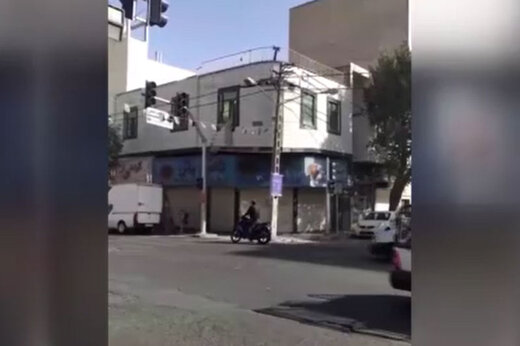 ببینید | نجات معجزه آسای مرد موتور سوار و فرزندش هنگام‌ ریزش‌ ساختمان‌ کفش‌ ملی