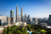 ببینید | لحظه نفس‌گیر پرش از برج‌های دوقلوی کوالالامپور مالزی