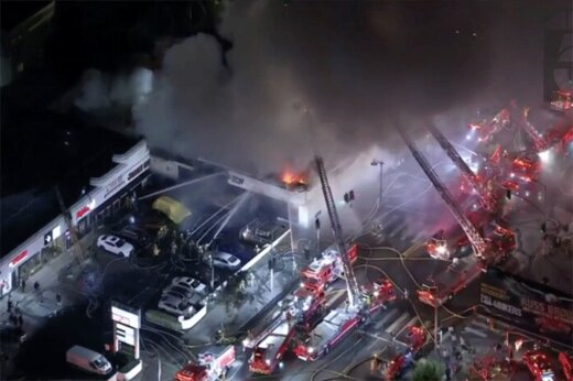 ببینید | فرو ریختن هولناک ساختمان در پی آتش‌سوزی و عقب‌نشینی 100 آتش‌نشان!