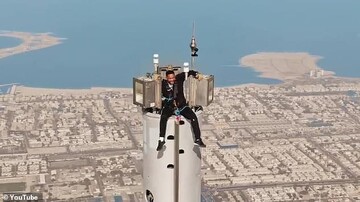 ویل اسمیت 53 ساله شجاعانه بر فراز بلندترین برج جهان ایستاد
