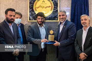 رونمایی از نشان حسن یزدانی در مترو تهران