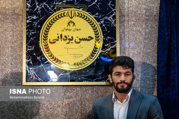 رونمایی از نشان حسن یزدانی در مترو تهران