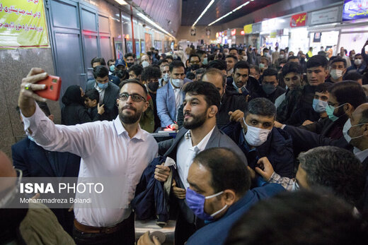 رونمایی از نشان حسن یزدانی در مترو تهران