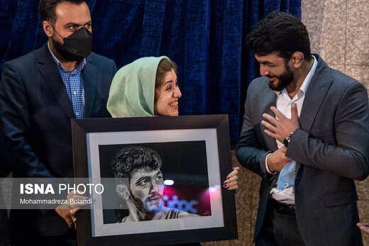 رونمایی از نشان حسن یزدانی در مترو تهران