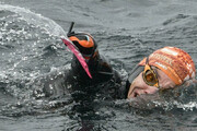 ببینید | چالش شناگر فرانسوی با وجود قطع چهار عضو در مرتفع‌ترین دریاچه جهان