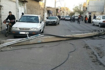 تصاویر | قابی تلخ از سقوط یک تیر برق بر روی یک عابر در پی وقوع زلزله