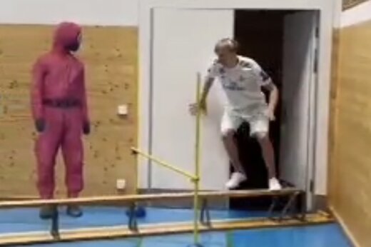 ببینید | تمرین کردن قهرمان جهان به سبک سریال «بازی مرکب»