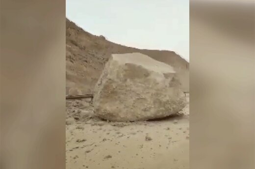 ببینید | سقوط صخره‌های بزرگ وسط اتوبان و تخریب جاده در پی زلزله و ریزش کوه