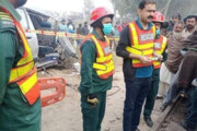 ببینید | اولین تصاویر از تصادف مرگبار ون دانش آموزان با قطار در پاکستان