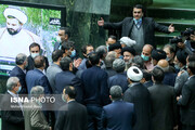 ابراهیم رئیسی بدون رعایت پروتکل‌ها در حلقه نمایندگان مجلس/ عکس