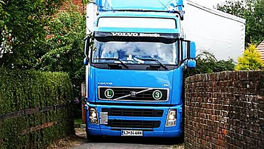 ببینید | مهارت و دست‌فرمان حیرت‌انگیز یک راننده تریلی در ژاپن