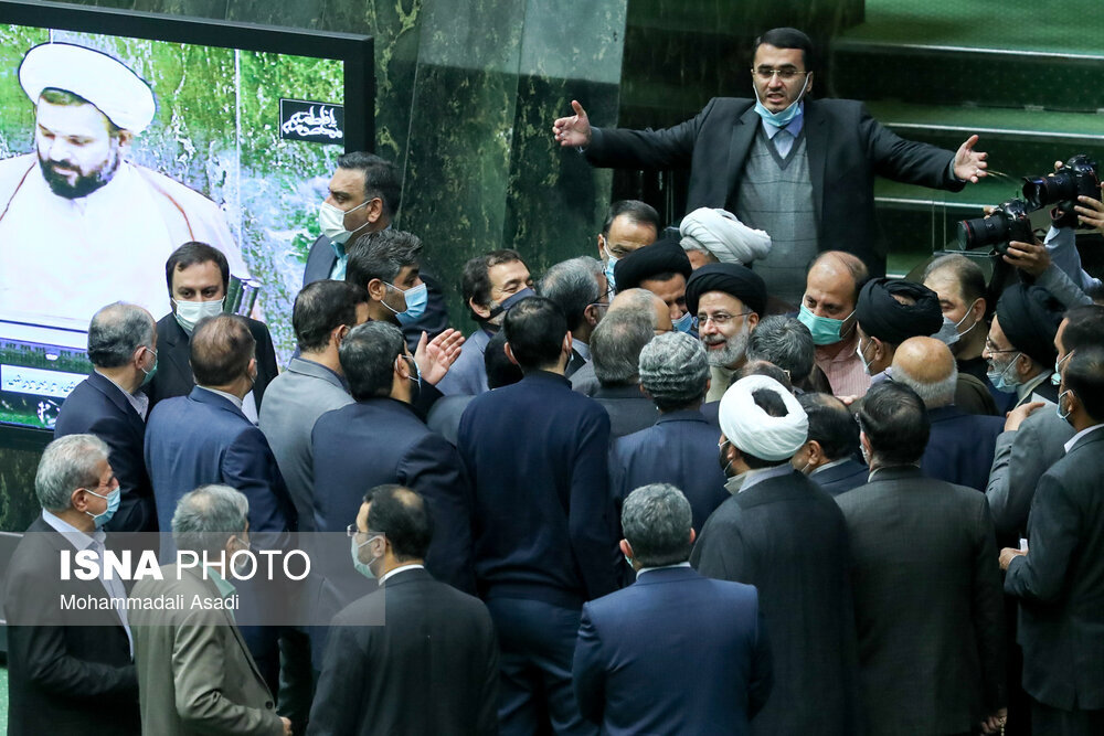 ابراهیم رئیسی بدون رعایت تشریفات در حلقه نمایندگان مجلس / عکس