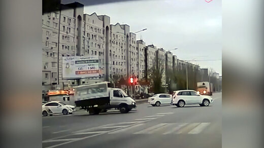 ببینید | نصف شدن عجیب یک کامیون وسط خیابان