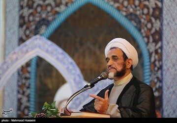 انتقاد شدید یک فعال سیاسی به خطبای جمعه: بعد از ۲ سال تعطیلی نماز جمعه،طوری حرف نزنیم که مردم دچار شکاف شوند