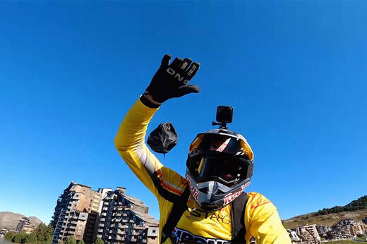 ببینید | پرش خیره‌کننده با موتور و فرود با چتر نجات