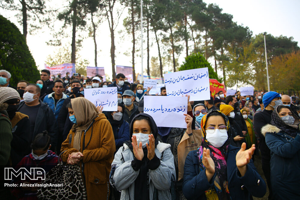 اعتراض مردم اصفهان به وضعیت خشکی زاینده‌رود/عکس