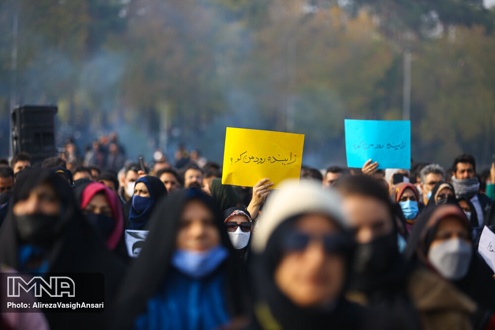 اعتراض مردم اصفهان به وضعیت خشکی زاینده‌رود/عکس