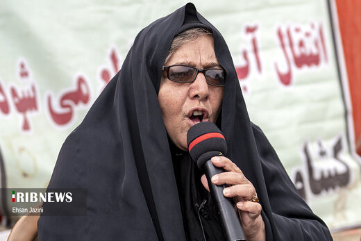 اعتراض کشاورزان اصفهانی در زاینده رود به وضعیت حقابه وخشکی زاینده‌رود