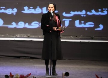 رعنا آزادی‌ور و نسرین نصرتی، روی صحنه جشنِ حافظ/ عکس 