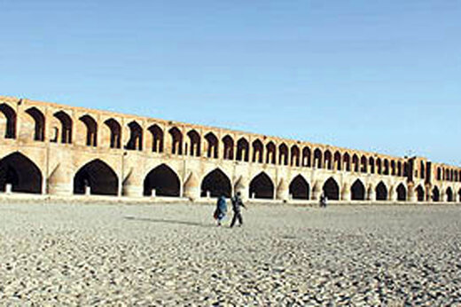 ۴۲۰ حلقه چاه در شهر اصفهان به فرونشست بناهای تاریخی دامن می زند/پلها تخریب شوند تا چمن آب بخورد؟!