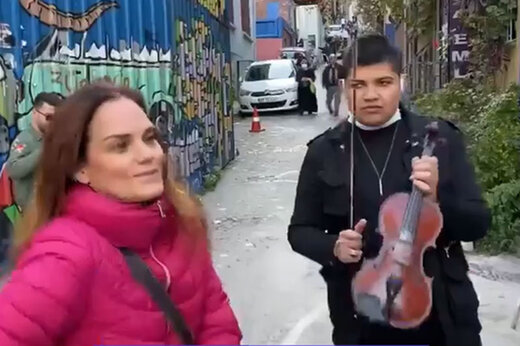 ببینید | غافلگیری نوازنده مطرح جهانی با حضور در کنار گروه خیابانی