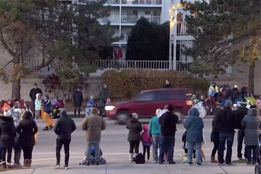 ببینید | برخورد وحشیانه و جنایت‌بار خودرو با مردم در رژه کریسمس در آمریکا 