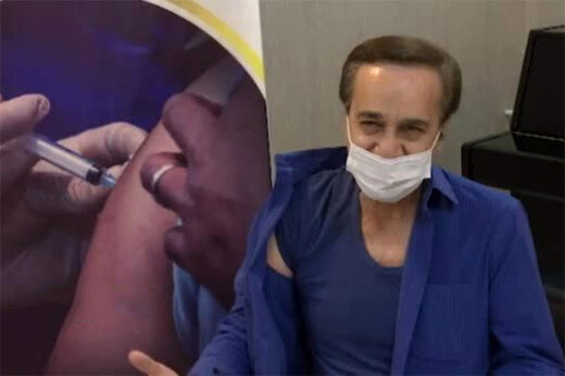 ببینید | آواز خوانی محمد گلریز هنگام تزریق دوز سوم واکسن کرونا