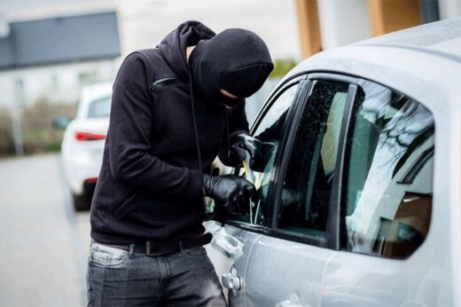 ببینید | سرقت حرفه‌ای از یک اتومبیل در بلوار برونسی مشهد