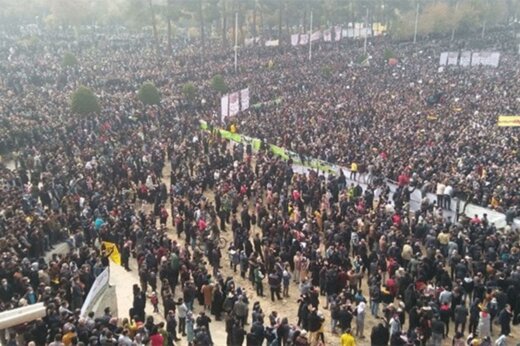 ببینید | شب‌نشینی اصفهانی‌ها وسط زاینده‌رود؛ چهاردهمین روز مقابل پل خواجو