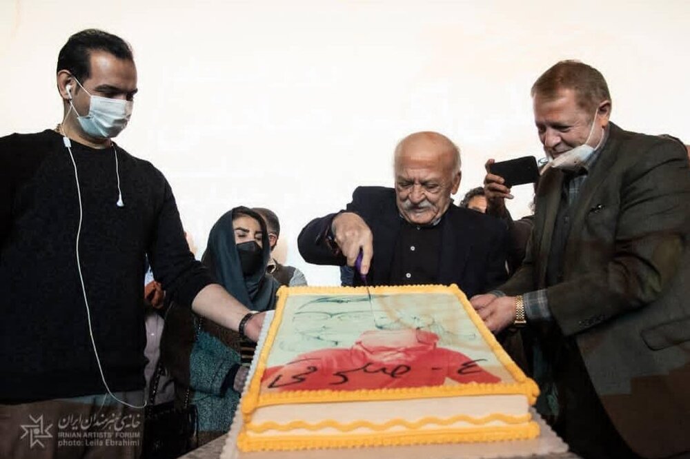 علی‌اکبر صادقی، در حال بریدن کیک تولد ۸۴ سالگی خود/ عکس 