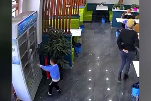 ببینید | پسر بازیگوش چینی که با خوش شانسی جان سالم به در برد