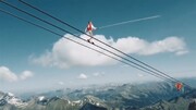 ببینید | بندبازی نفس‌گیر روی کابل‌های تله کابین در ارتفاعات آلپ سوئیس